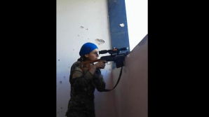 IMAGINI CE VĂ POT AFECTA EMOŢIONAL! Reacția unei lunetiste după ce un glonț trece la câțiva milimetri de capul ei