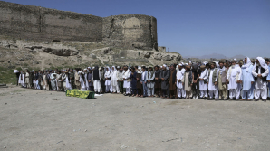 Masacru la o înmormântare din oraşul Kabul. Trei explozii au ucis cel puţin 20 de oameni