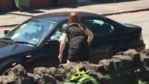 A înșelat-o și s-a răzbunat. Cum arată BMW-ul după ce tânăra la prins cu alta în pat (FOTO/VIDEO)