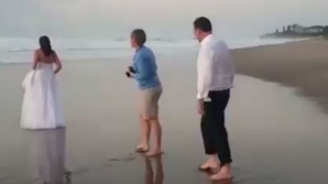 A vrut să-și facă pozele de nuntă pe plajă. Ce a pățit mireasa în câteva secunde (VIDEO)