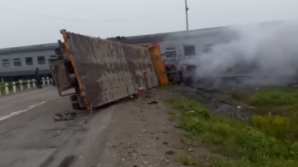 ACCIDENT FEROVIAR GRAV: Un tren în care se aflau 180 de pasageri a lovit în plin un camion (VIDEO)