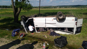 ACCIDENT DE GROAZĂ lângă Gura Galbenei cu implicarea unui microbuz de rută. Două persoane şi-au pierdut viaţa (FOTO/VIDEO)