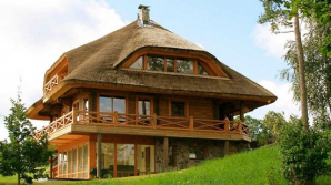 Casele ca pe vremuri revin în tendinţe. Tot mai mulţi moldoveni îşi acoperă casele cu stuf