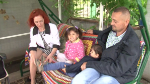 "Mi-a spus că mă iubeşte...!" Cum s-a schimbat viaţa unui cuplu din Moldova, după ce au adoptat doi copii
