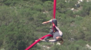 DANS PERICULOS la înălţime! O tânără a făcut mişcări în aer, fiind atârnată de picioare doar cu ajutorul unor pânze (VIDEO)