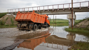 Sate AMENINŢATE DE APE din cauza digurilor vechi şi uzate. Localnicii din Goteşti dorm cu cu frica-n sân