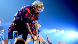 Justin Bieber a dat-o în bară din nou. Un fan a aruncat cu o stică de apă în cântăreț