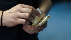 Tot mai mulţi moldoveni cumpără produse în rate. Cum explică experţii acest fenomen