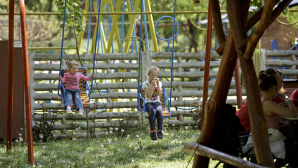 A început vacanţa de vară, bucurie mare pentru copii dar şi marea bătaie de cap pentru părinţi