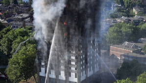 INFERNUL din Londra. Fumul continuă să iasă din blocul cuprins de flăcări. Sunt 17 morţi, iar 20 de oameni, ÎN STARE CRITICĂ