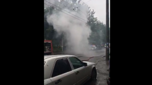 Momentul în care o mașină ARDE în Capitală. Proprietarul mașinii, în stare avansată de ebrietate (VIDEO)