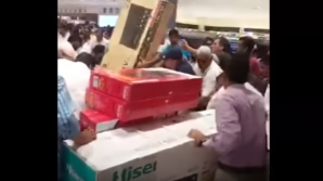 Lumea a înnebunit. Un hipermarket din Abu Dhabi a dat orice marfă gratis timp de 30 de minute (VIDEO)