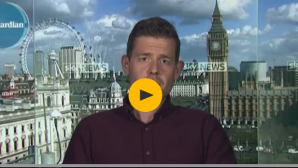 Un scriitor britanic și-a mâncat cartea în direct după ce a pierdut un pariu (VIDEO)