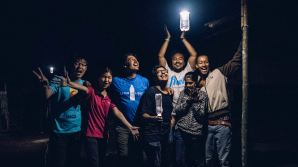 Invenţia unor studenţi din Massachusetts luminează peste 850.000 de cartiere sărace din lume