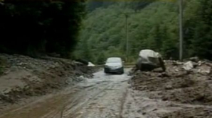 Transfăgărășanul poate fi închis la o saptamână după deschidere. O stâncă de o mie de tone s-a prăbușit pe traseu