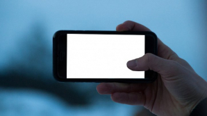 Cel mai bun truc pentru un selfie perfect. Trebuie să stai așa (FOTO)