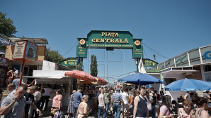 Ambuteiaje kilometrice în preajma Pieţei Centrale din Chişinău. Oameniiă fac cumpărături pentru masa de Revelion