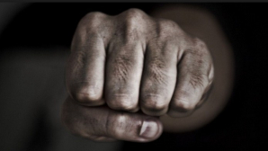 Îşi bate joc de cea care i-a dat viaţă! O femeie din Vorniceni a fost BĂTUTĂ CU BESTIALITATE de propriul fiu 