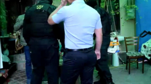 Percheziţii dis-de-dimineaţă în sectorul Buiucani al Capitalei la DROGAȚI ȘI HOȚI DE APARTAMENTE (VIDEO)