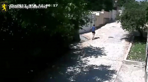 Ajută poliţia să găsească suspectul. Bărbatul din imagini a jefuit o femeie în plină stradă (VIDEO)