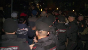 BĂTĂI şi RĂNIŢI în preajma Pieţei Centrale: Vânzătorii au aruncat cu mese în poliţiştii care evacuau zona (VIDEO)
