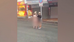 "Oh, Doamne!" Două turiste, goale-puşcă, în centrul unei staţiuni. Ce au făcut văzând că sunt filmate (VIDEO)