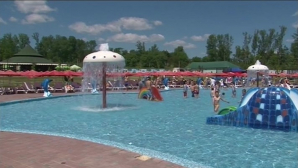Vremea caldă a scos oamenii la piscine! Cât costă biletul pentru distraţie la Aqua Park