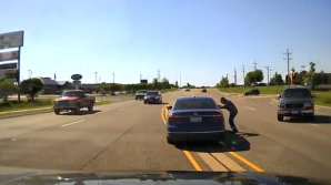 NO COMMENT! Un bărbat a devenit erou după ce a sărit într-o maşină aflată în trafic. Ce i s-a întâmplat şoferului