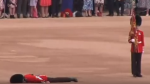 Cinci soldați britanici au leșinat în timpul ceremoniiei tradiționale "Trooping The Colour"