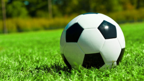 Suporterii, alături de "Tricolori". Fotbaliştii echipei noastre naţionale împart autografe