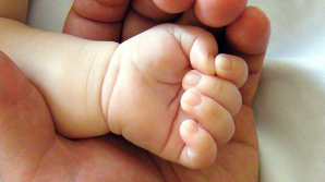 O mamă ŞI-A UCIS BEBELUŞUL în vârstă de CINCI LUNI. Ce riscă femeia