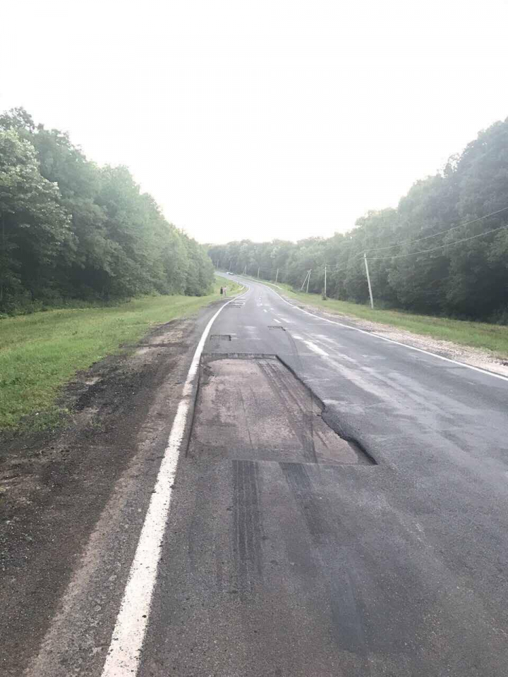 Au frezat asfaltul și au uitat să îl mai asfalteze. Mașinile își sparg roțile în drumul spre Leușeni (FOTO)