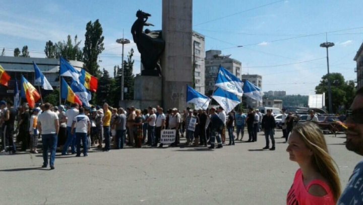 (AUDIO) Coordonatorii penalului fugar Usatîi au comandat protestatari prin telefon: 100 de lei pentru fiecare