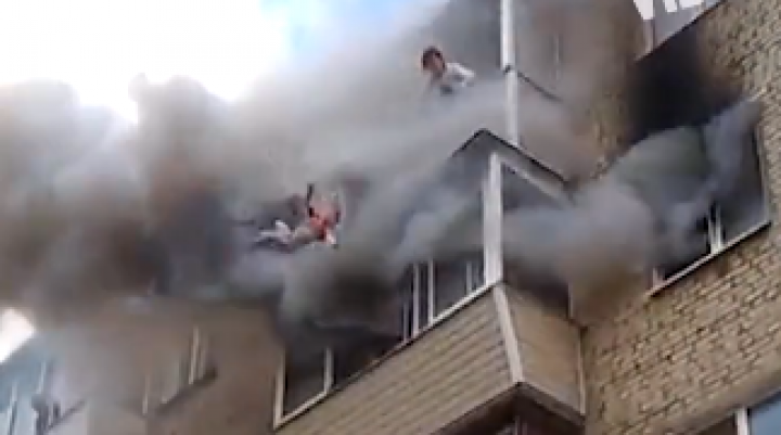 SCENE TERIBILE și o salvare ca la carte! Toți membrii familiei AU SĂRIT DE PE BALCON când a început INCENDIUL (VIDEO)