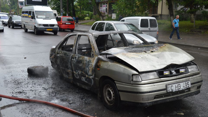 Momentul în care o mașină ARDE în Capitală. Proprietarul mașinii, în stare avansată de ebrietate (VIDEO)