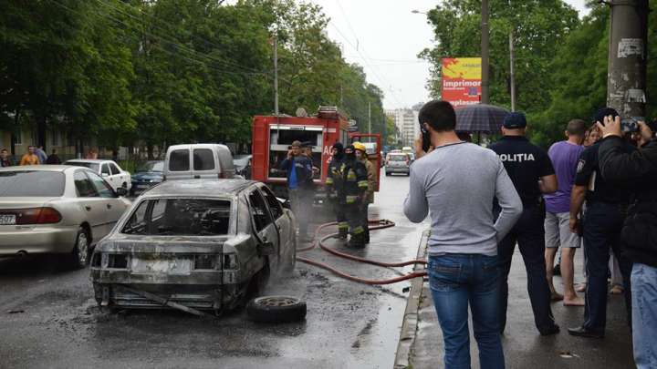 Momentul în care o mașină ARDE în Capitală. Proprietarul mașinii, în stare avansată de ebrietate (VIDEO)