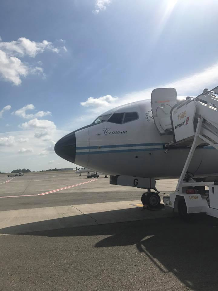 Un avion TAROM a aterizat de urgență, un motor a cedat în aer. Pasagerii SPERIAȚI ÎNGROZITOR: "S-a auzit o bubuitură groaznică"