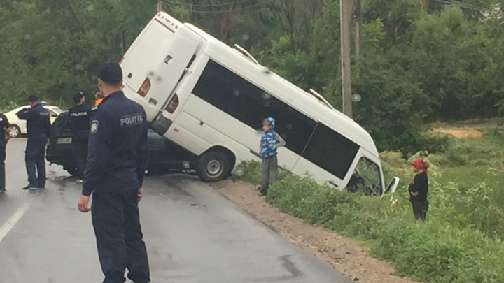 Încă un ACCIDENT GRAV în care a fost implicat un microbuz de rută (FOTO)