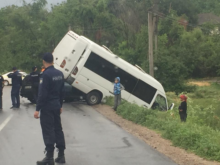 Încă un ACCIDENT GRAV în care a fost implicat un microbuz de rută (FOTO)