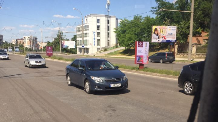 Iresponsabilitatea unui tată. Cum a fost surprins un şofer în Capitală (FOTO)