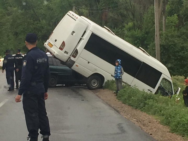 Încă un ACCIDENT GRAV în care a fost implicat un microbuz de rută (FOTO)