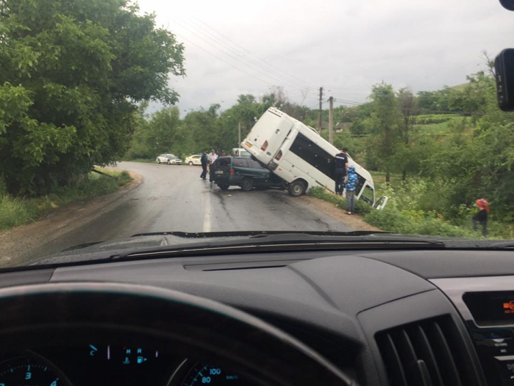 Încă un ACCIDENT GRAV în care a fost implicat un microbuz de rută (FOTO)