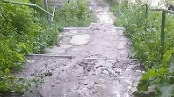  Canalizare înfundată la Malina Mică. Oamenii se plâng de mirosul sufocant, iar autorităţile caută motive (FOTO)