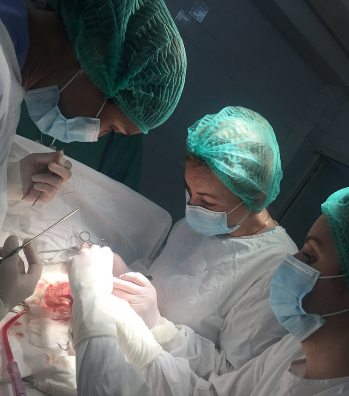 Moldova are MEDICI DE AUR! Au salvat viaţa unui nou-născut care avea o tumoare de 632 de grame (FOTO)