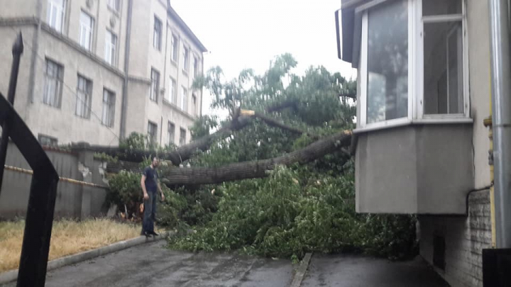 (FOTO) Soarele a dispărut brusc, iar norii negri parcă prevesteau APOCALIPSA. Chişinăuienii, speriaţi de-a binelea