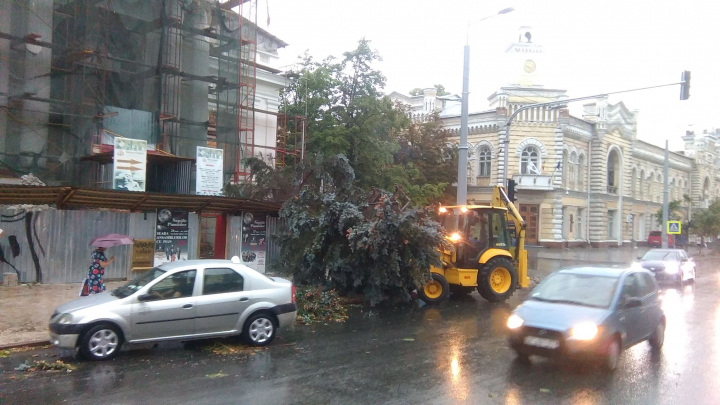 FURTUNĂ VIOLENTĂ în Capitală. ACOPERIŞURI SMULSE şi o creangă căzută peste o femeie. Hidrometeo nu a emis nicio avertizare (VIDEO)