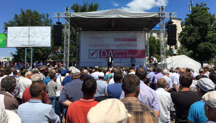 Mii de moldoveni din mai multe raioane au ieşit la miting pentru a cere modificarea actualului sistem electoral (FOTO/VIDEO)