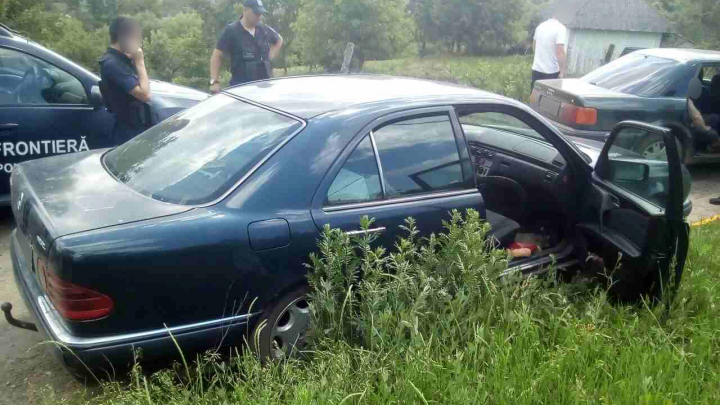 Butelii cu chimicale, aduse din Ucraina, au fost confiscate de poliţia de frontieră (FOTO)