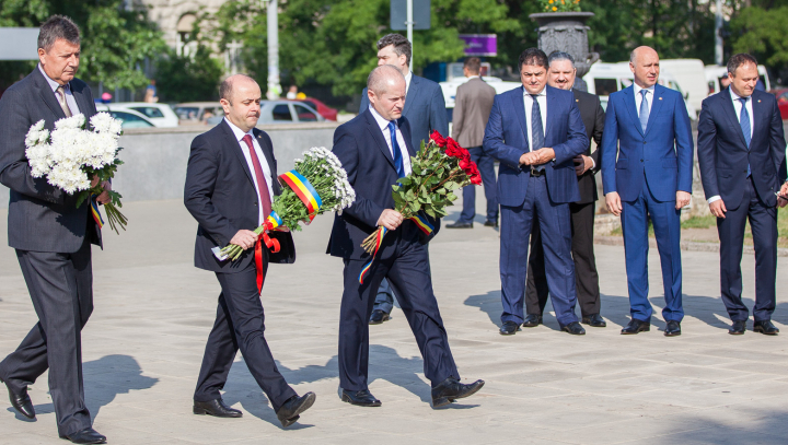 Flori în memoria victimelor primului val de deportări staliniste: E o pagină plină de lacrimi în istorie (FOTO)