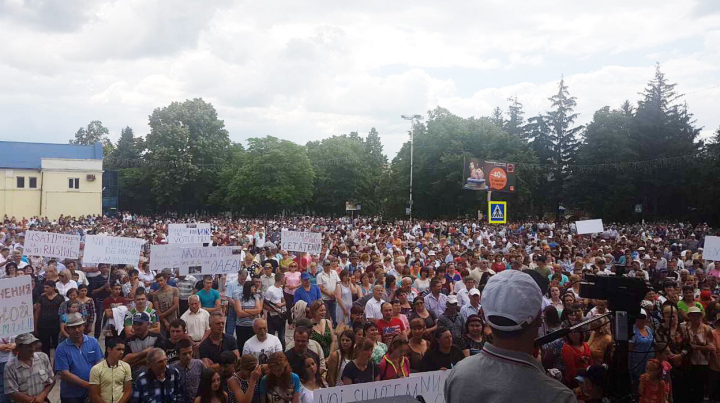 Mii de moldoveni din mai multe raioane au ieşit la miting pentru a cere modificarea actualului sistem electoral (FOTO/VIDEO)